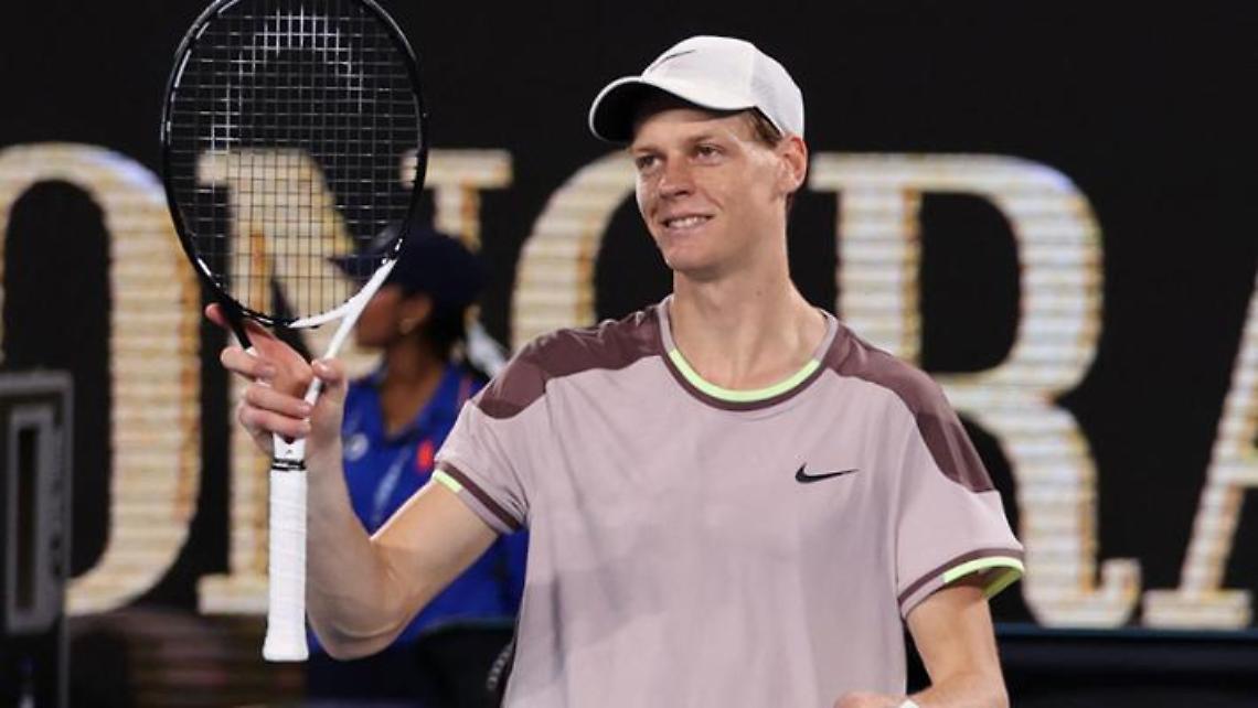 Djokovic sconfitto ancora, Sinner è in finale a Melbourne: primo italiano nella storia