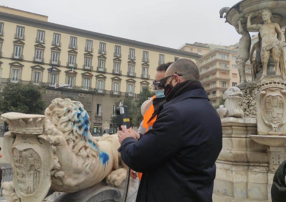Piazza Municipio, ripulita dai graffiti la Fontana del Nettuno