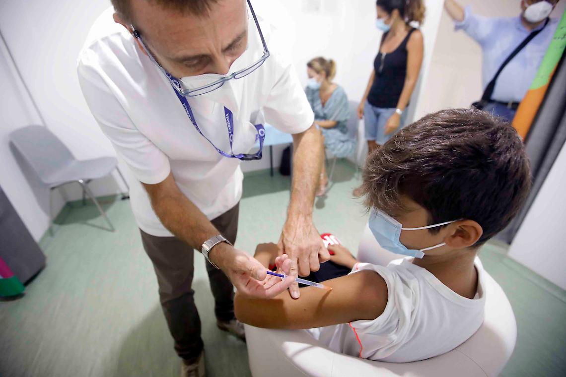 Covid, in Campania altri 13 decessi. E domani arriva Novavax