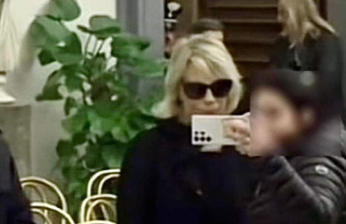 Costanzo, chiedono selfie a Maria De Filippi nella camera ardente: rabbia sui social