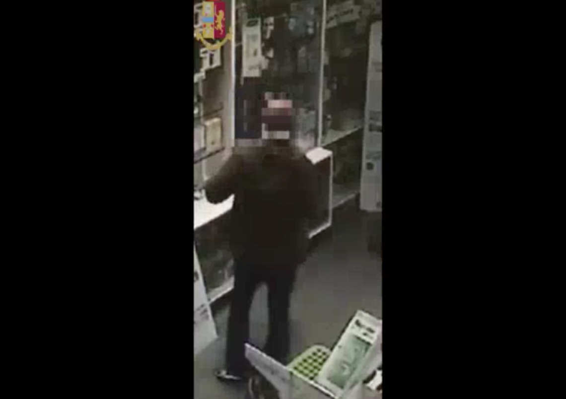 Torre del Greco, furto in farmacia ripreso dalle telecamere: arrestato 45enne