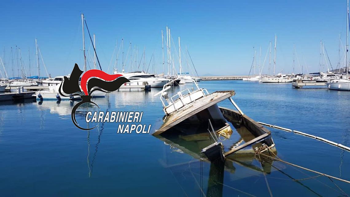 Barca affondata abbandonata a Procida, denunciata la proprietaria