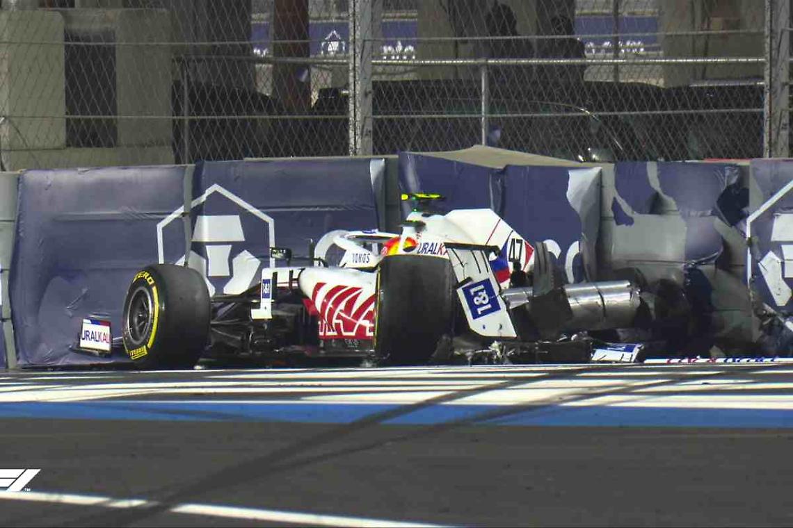Paura per Mick Schumacher, incidente nelle prove del Gp di Jeddah: portato via in ambulanza
