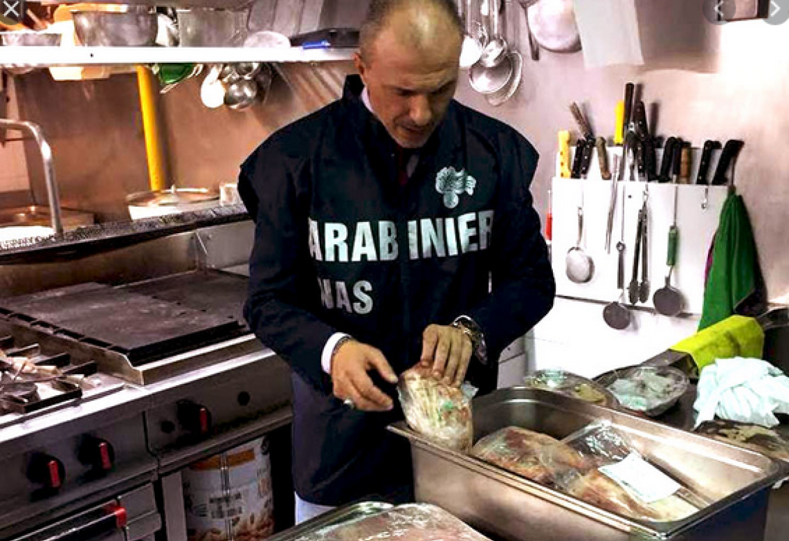 Nas sequestrano 100 chili di pesce in un ristorante a Marechiaro