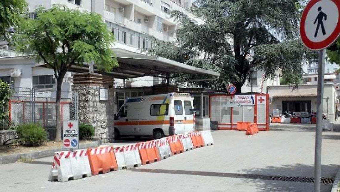 Vuole fare pipì nel vialetto dell'ospedale e picchia il vigilante