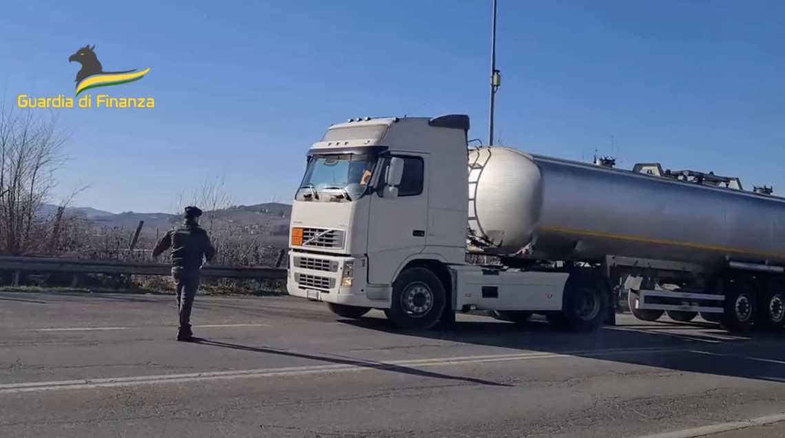 Carburante sotto costo evadendo l'Iva, sequestro da 300 milioni