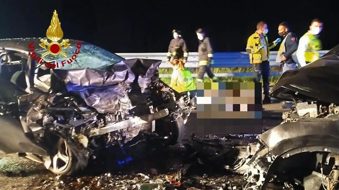 Tremendo schianto frontale, non c'è scampo per Carlo, 23 anni 