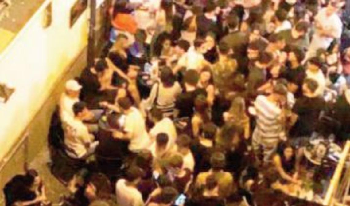 Accerchiato e accoltellato a un braccio dopo diverbio