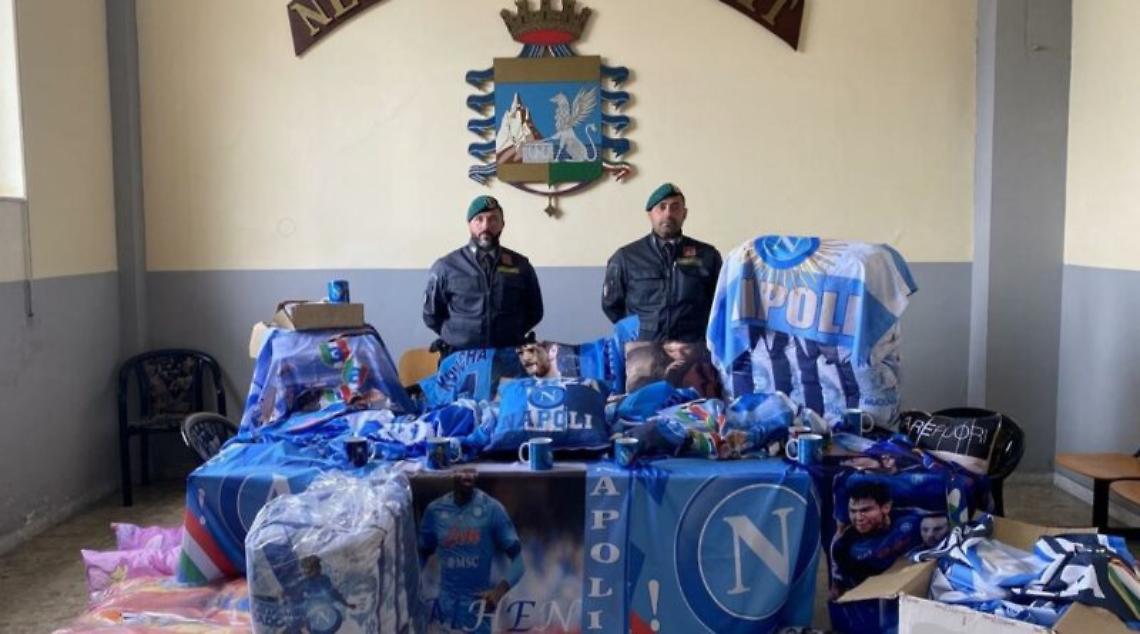 Scoperto deposito di capi contraffatti del Calcio Napoli