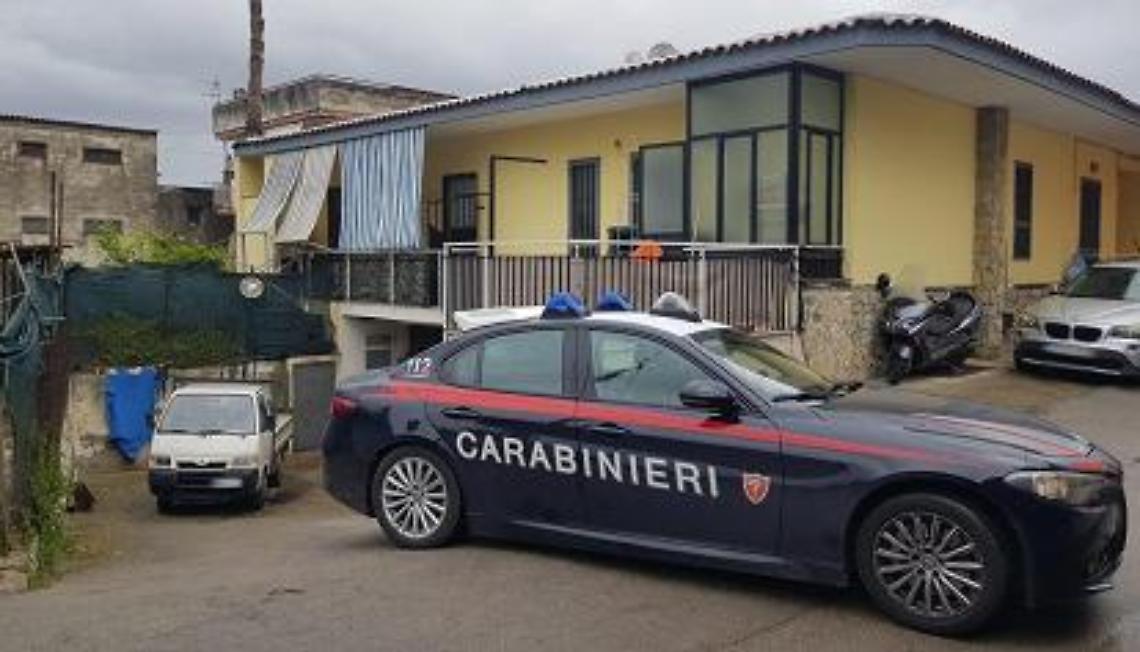 Si barrica in casa e minaccia di farsi esplodere: paura a Sant'Antonio Abate