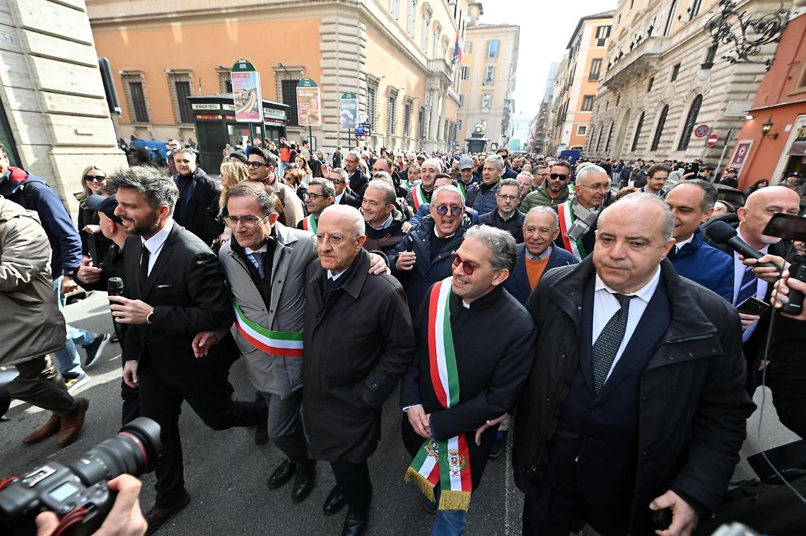Piantedosi-De Luca, botta e risposta su Fsc e manifestazione sindaci