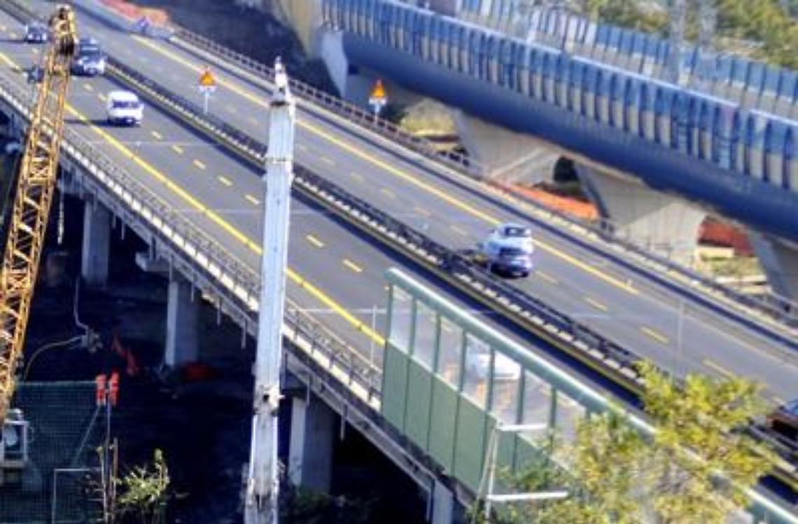 Due fratelli gemelli si gettano da cavalcavia A24