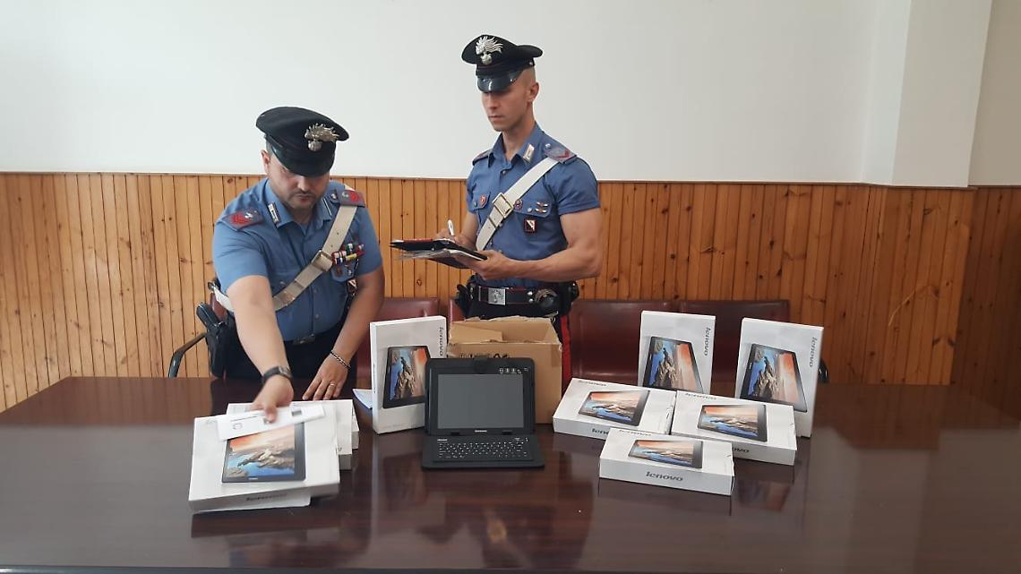 Rubano tablet dalla scuola, bloccati due ladri seriali