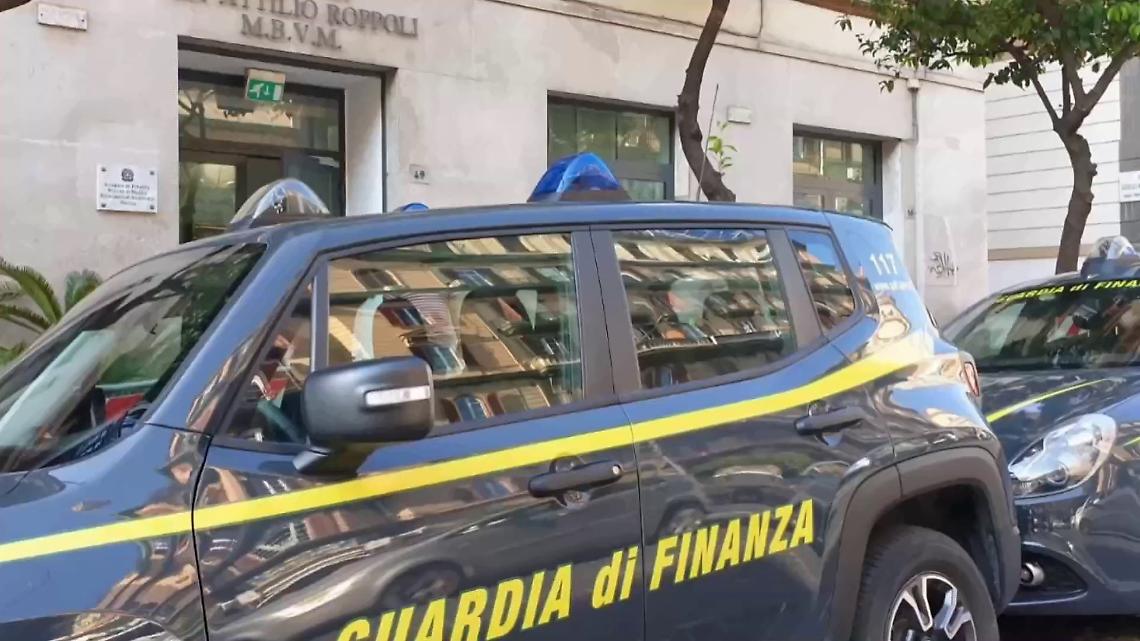 Per due anni reddito cittadinanza a camorristi, 14 sequestri