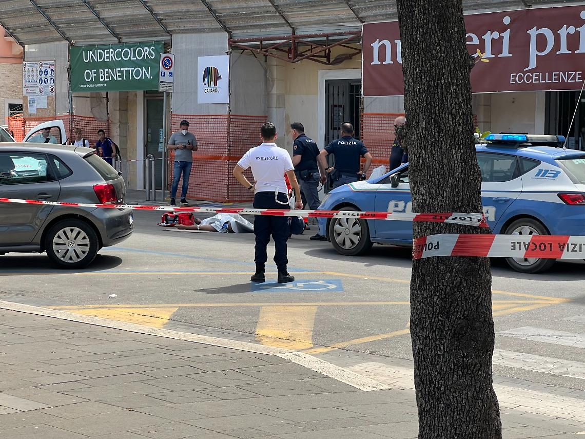 Per strada mezzo nudo, all’improvviso si accascia a terra: è giallo sulla morte