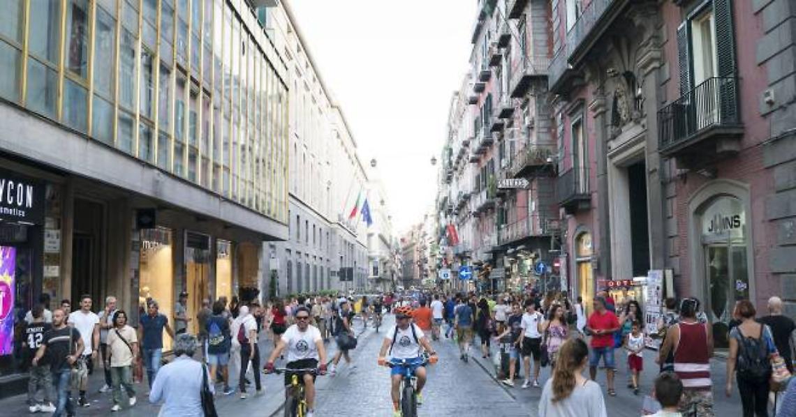 Ruba una collana in un negozio del centro, denunciata