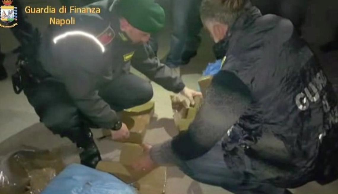 Nell'auto con un carico di droga: arrestato