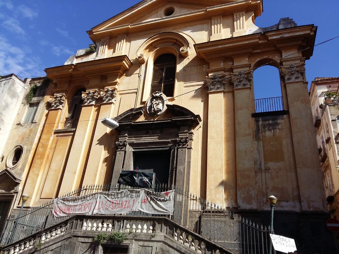 Lo strano caso di Sant'Antonio a Tarsia: chiesa occupata, in vendita e fatiscente