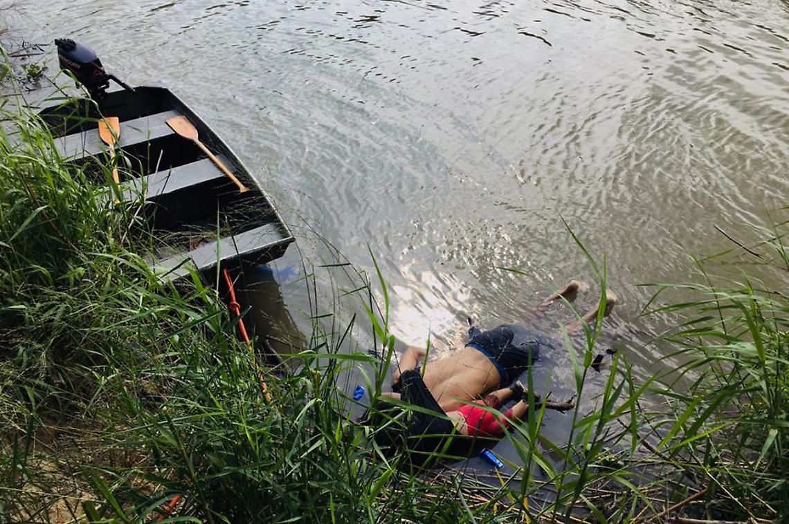 Padre e figlia annegati nel Rio Grande, la foto choc