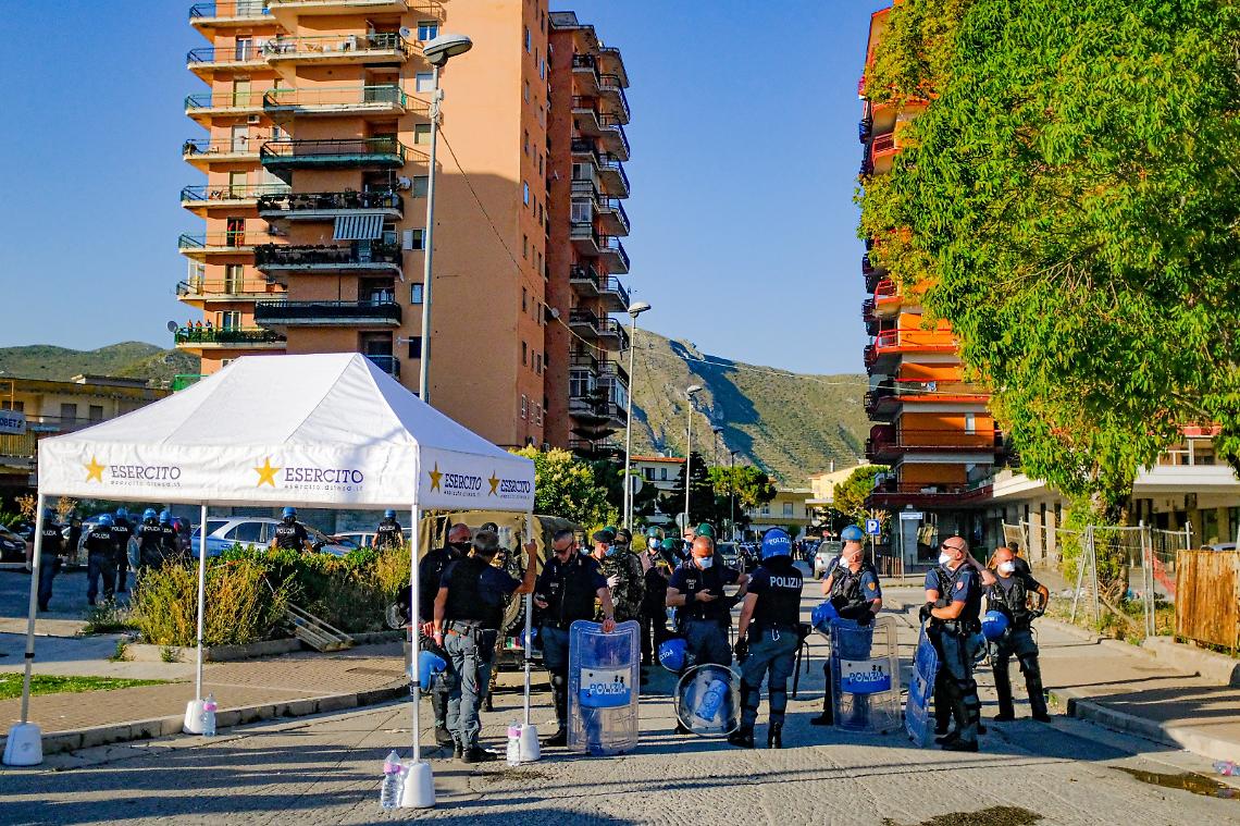 Coronavirus a Mondragone, ancora tensioni: incendiato furgoncino