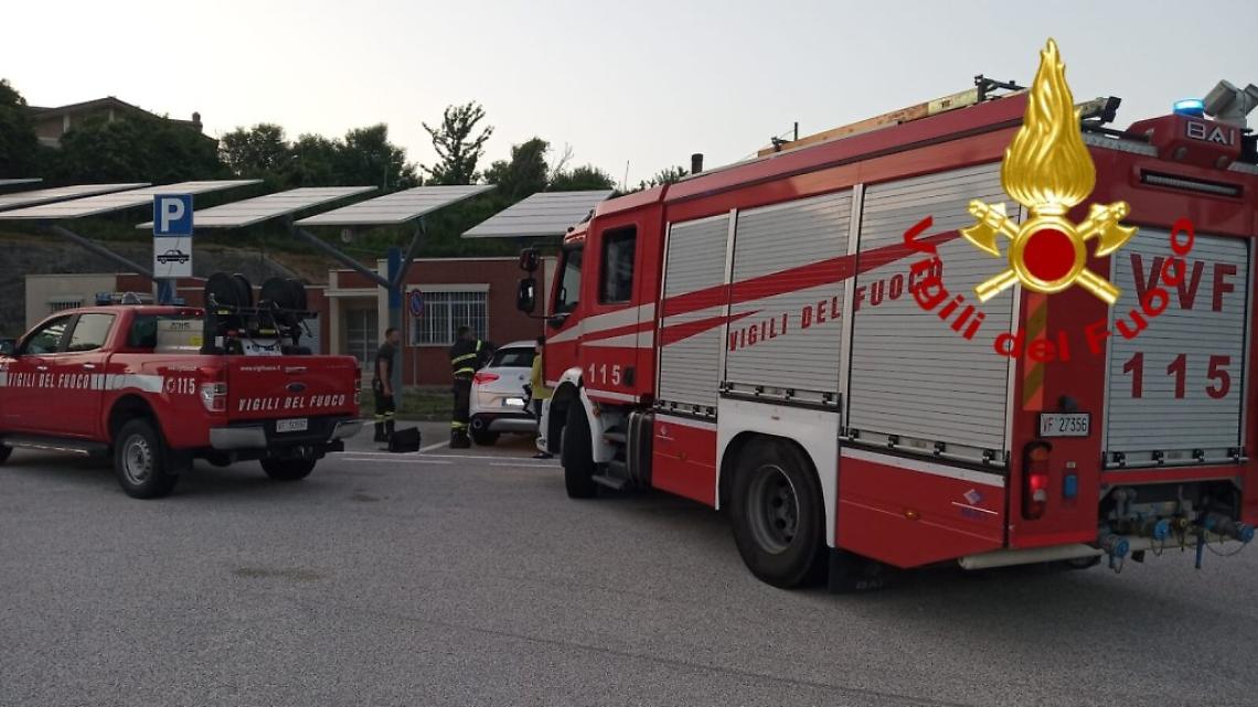 Neonato resta chiuso in auto con 30° gradi: salvato dai vigili del fuoco 