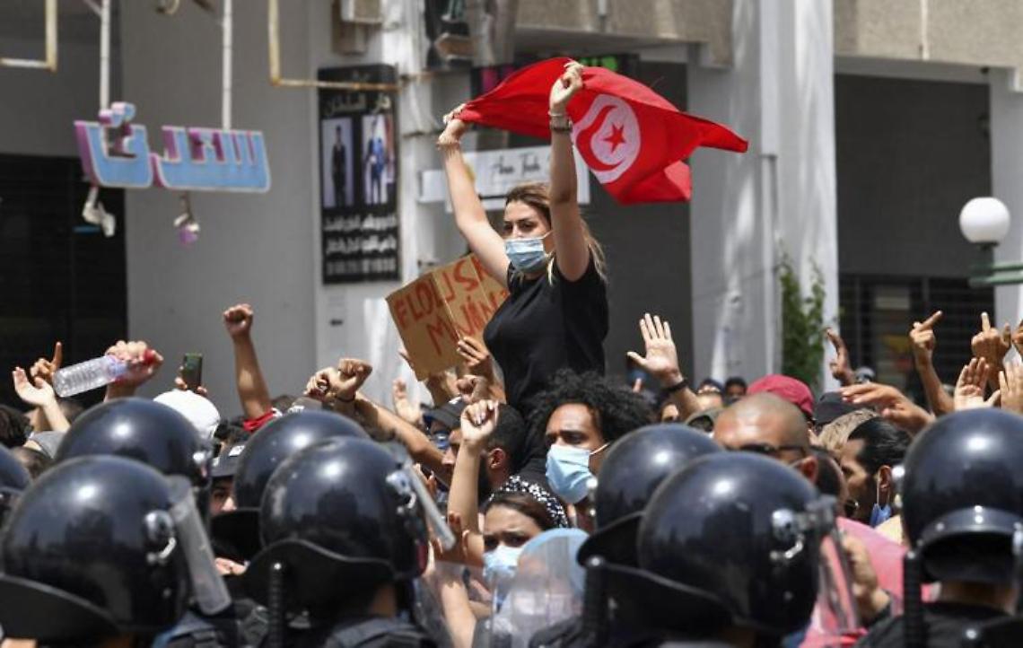 Tunisia, presidente Saied sospende parlamento e licenzia premie