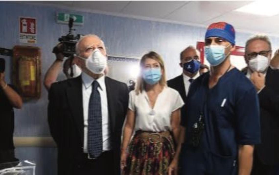 De Luca non cala la mascherina: «Bisogna tenerle, anche sulle orecchie»