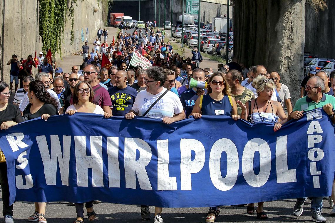 Blitz degli operai Whirlpool agli imbarchi del Molo 