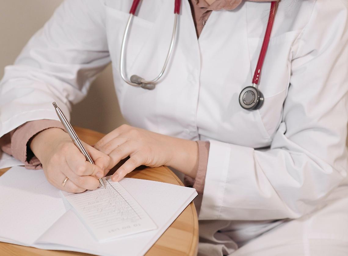 Dottoressa aggredita dai pazienti nello studio medico