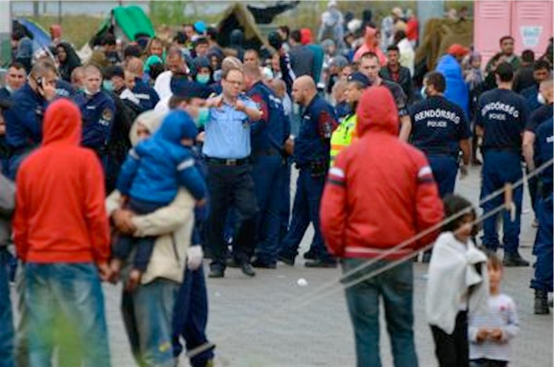Ungheria, gas lacrimogeni contro profughi siriani