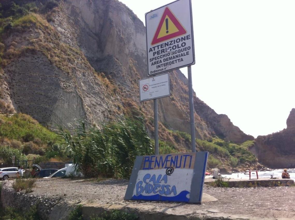 Si inaugura il lido abusivo a Coroglio
