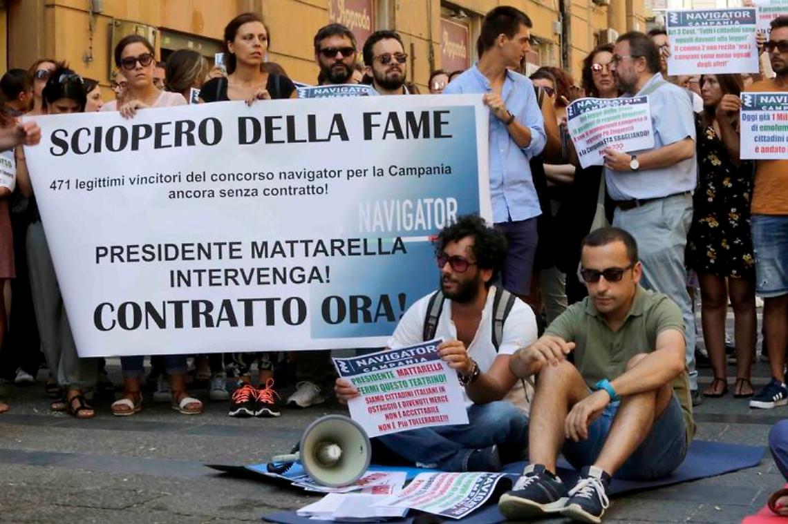 Sciopero della fame dei navigator campani, presidio giorno e notte davanti alla Regione