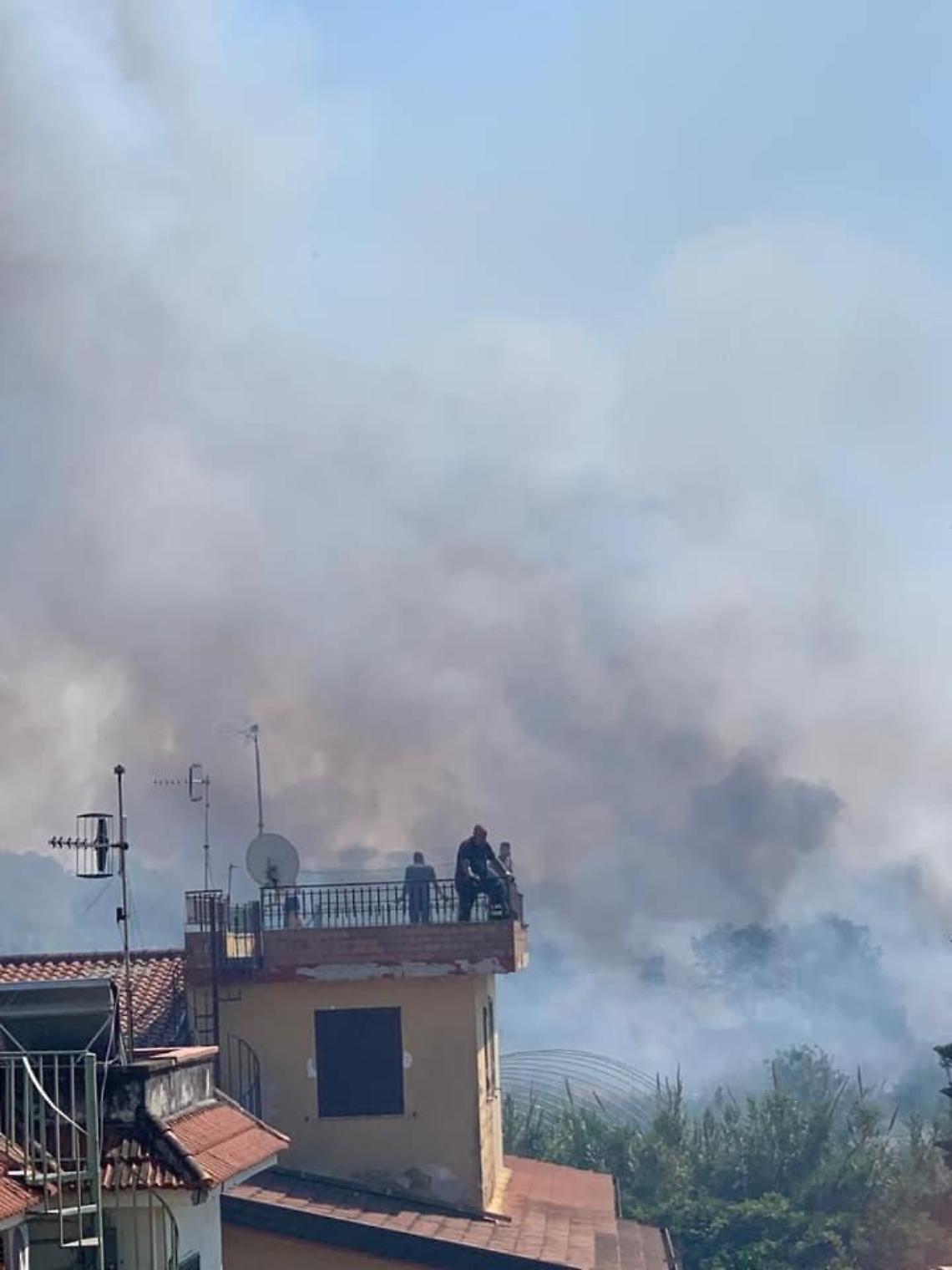 Brucia Cava Micillo, elicottero antincendio e sei autobotti