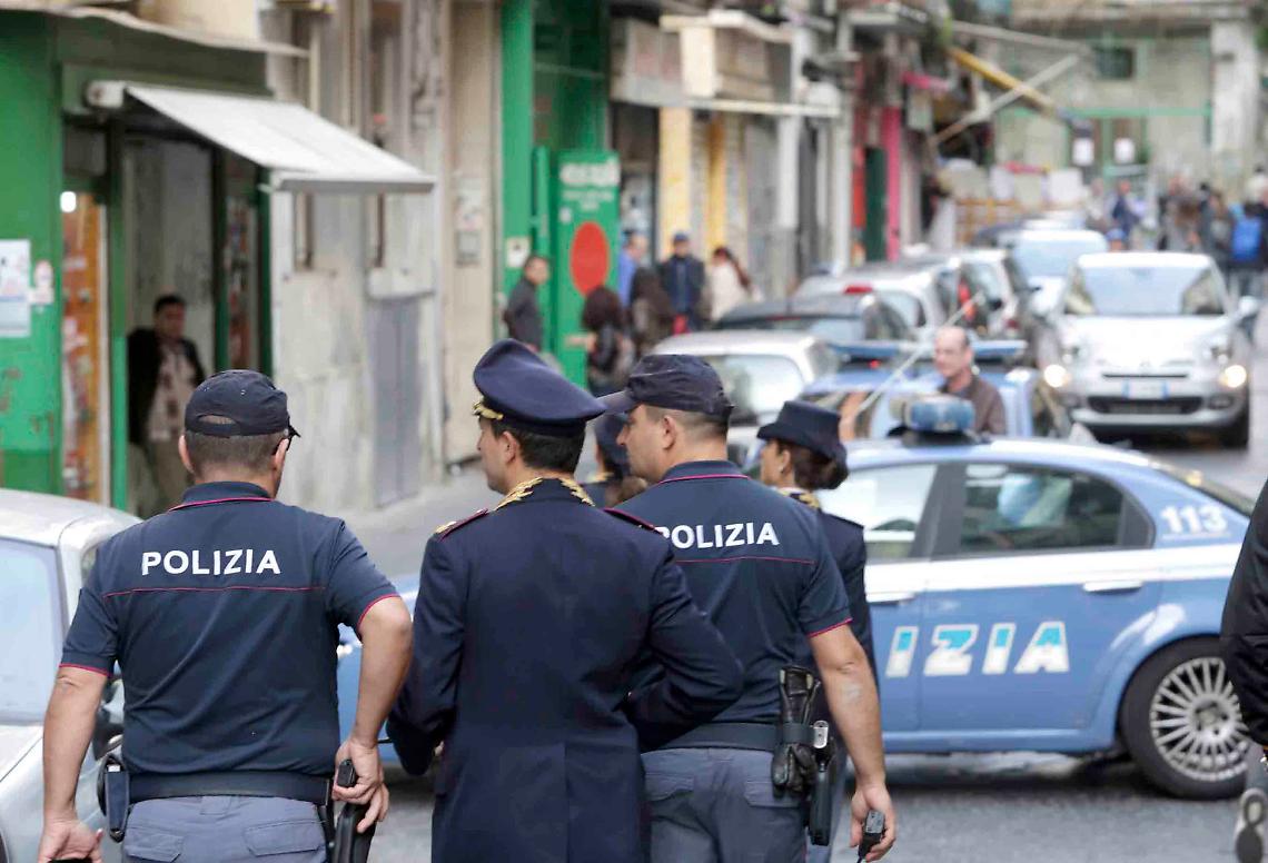Rapinano tre giovani, poi sparano contro la paninoteca “Beneduce”