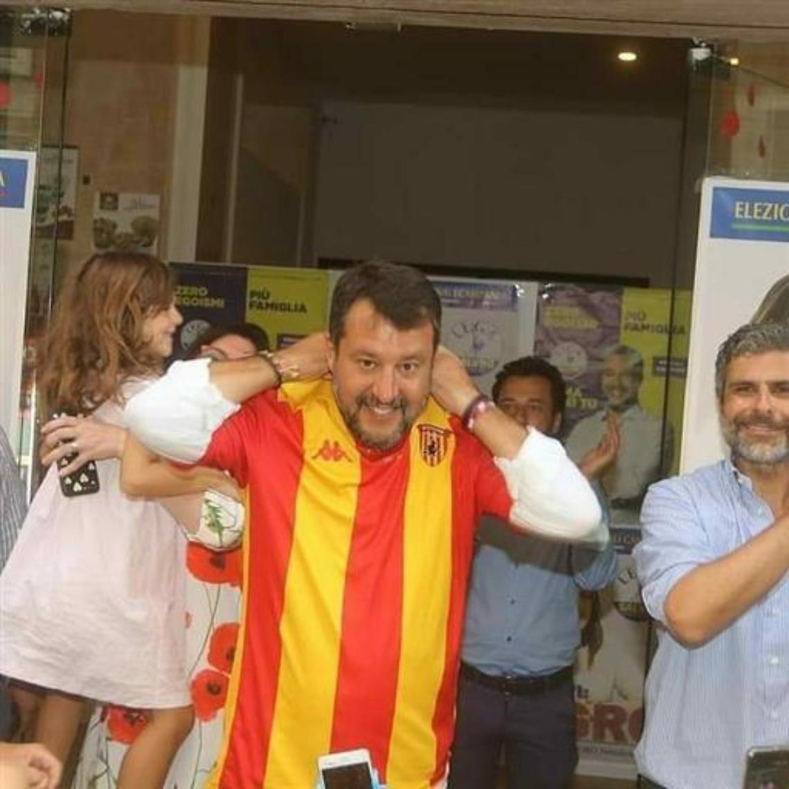 Tifosi del Benevento contro Salvini: infangata la maglia