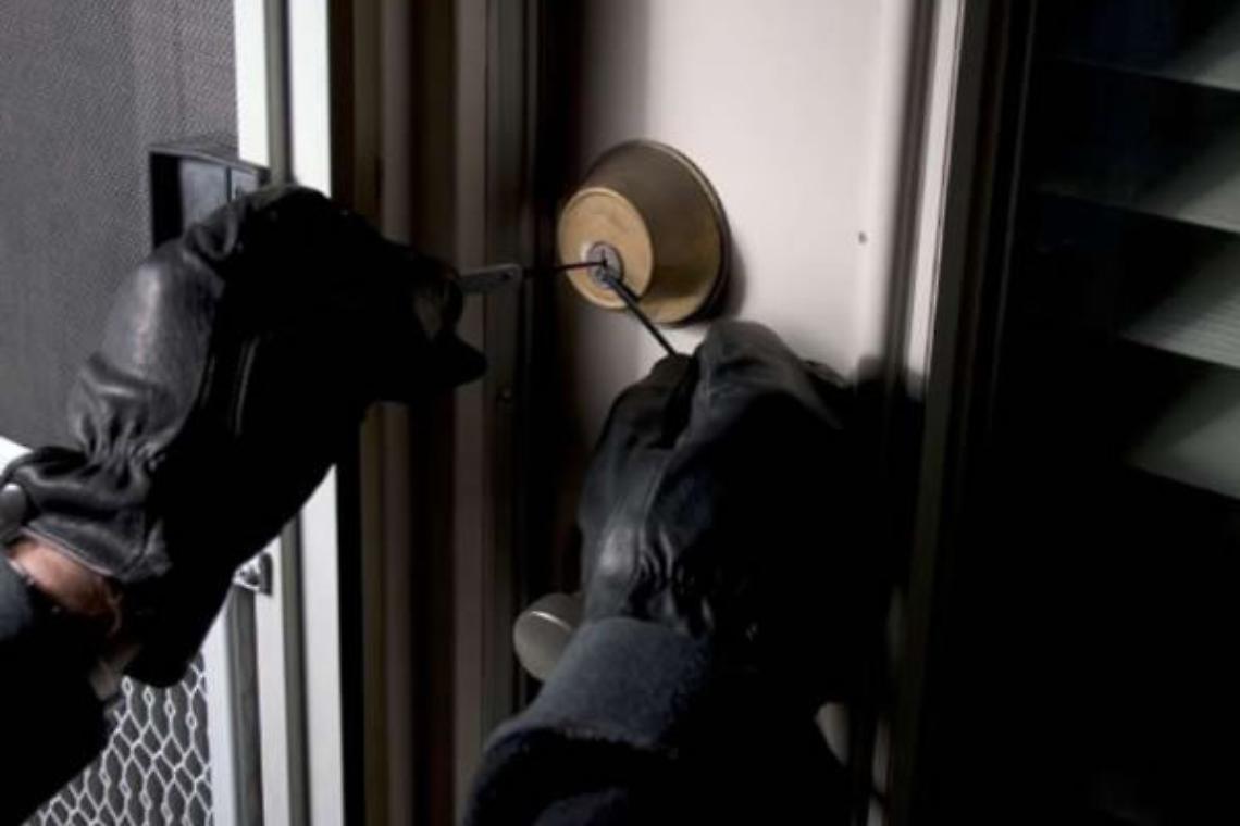 Porta forzata e appartamento a soqquadro, un arresto