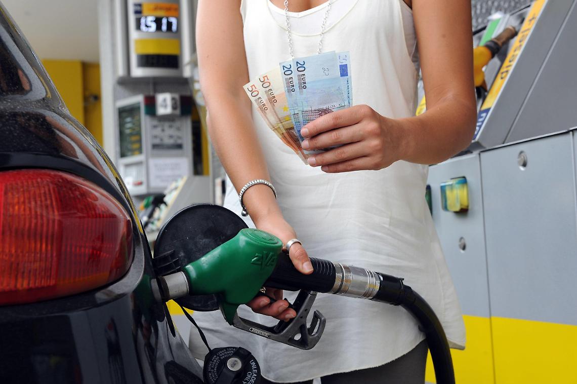 Benzina, a Napoli la self fino a 1,994 euro e oltre i 2 in autostrada