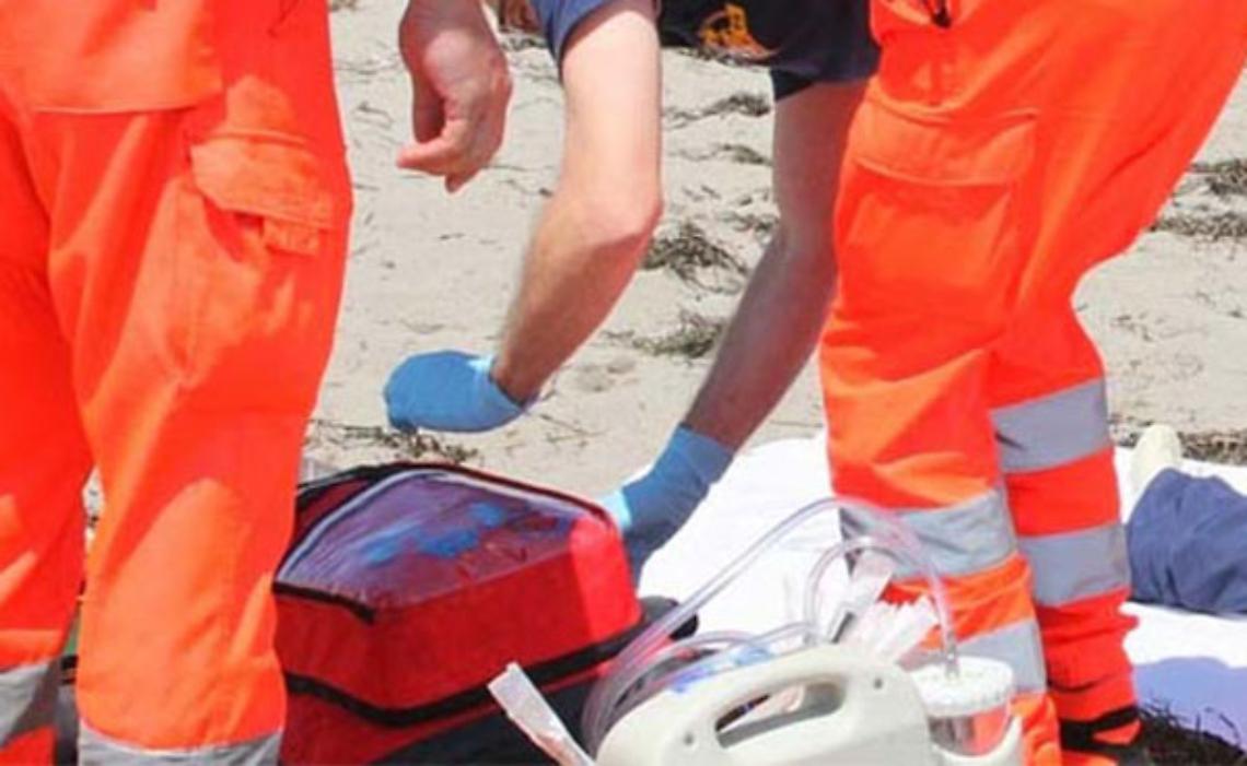 In crisi respiratoria mentre è in spiaggia, carabiniere salva bimbo
