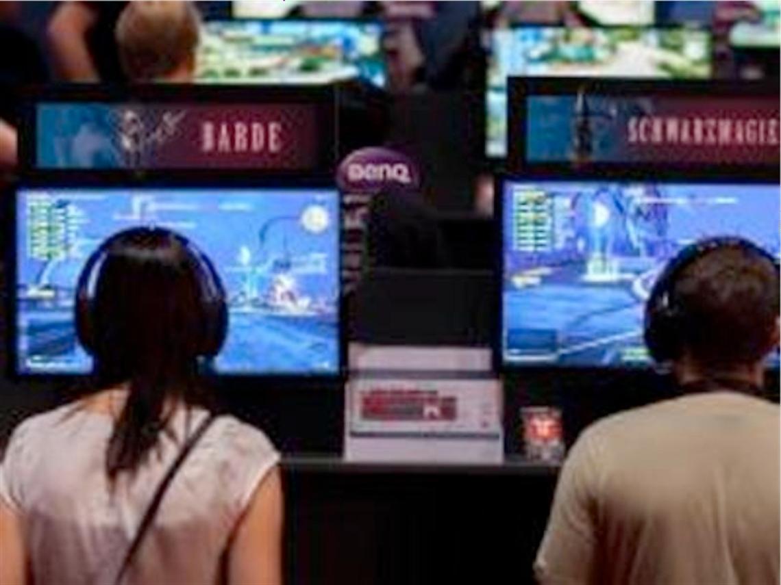 Gioca alla Playstation per 12 ore, la madre chiama la polizia