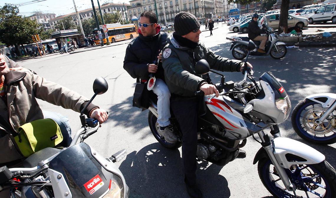 Falchi in azione al corso Umberto, presi due scippatori
