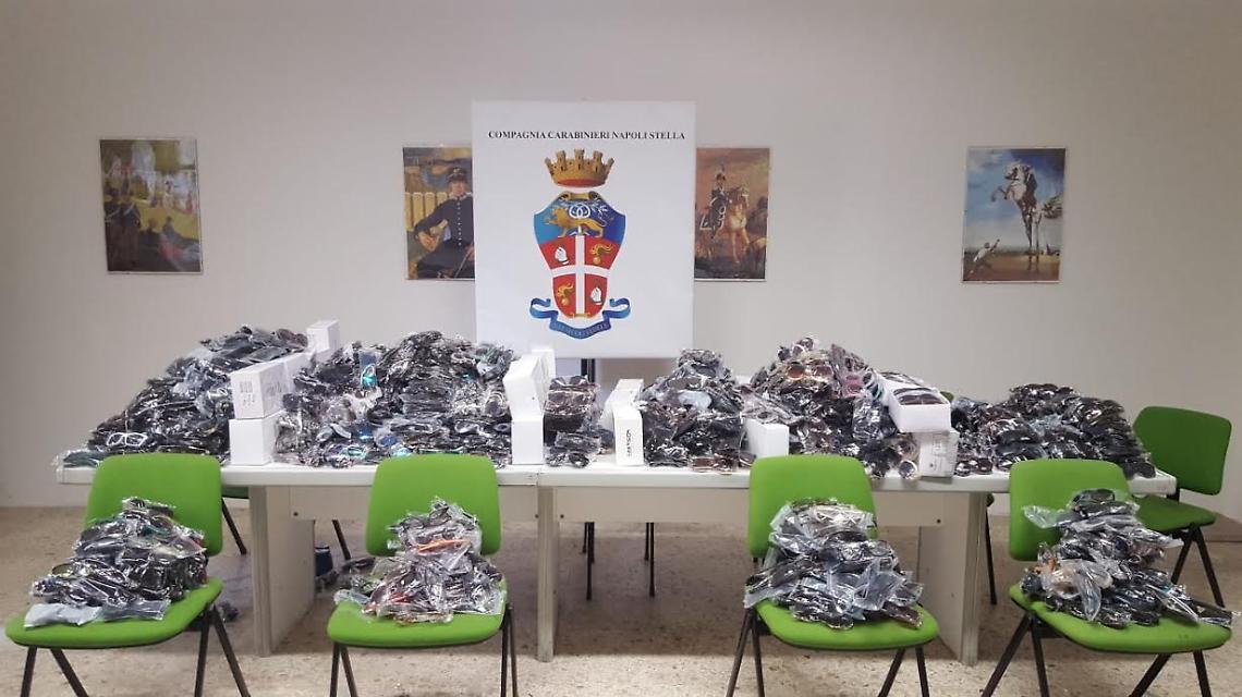Quasi 2mila paia di occhiali falsi in casa, finisce nei guai