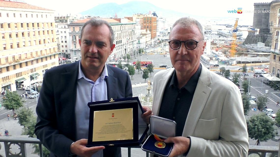 De Magistris premia Krol: «Ha segnato la storia della città»