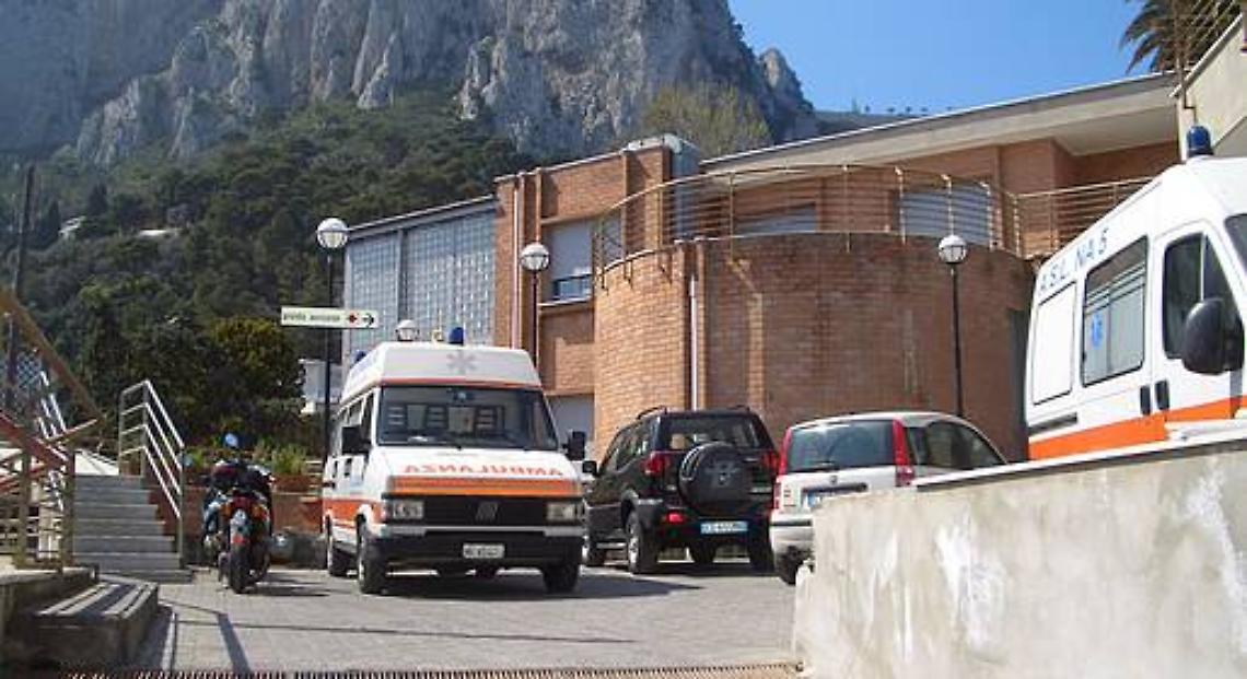 Capri, ambulanza scivola su macchia d'olio all'ospedale Capilupi