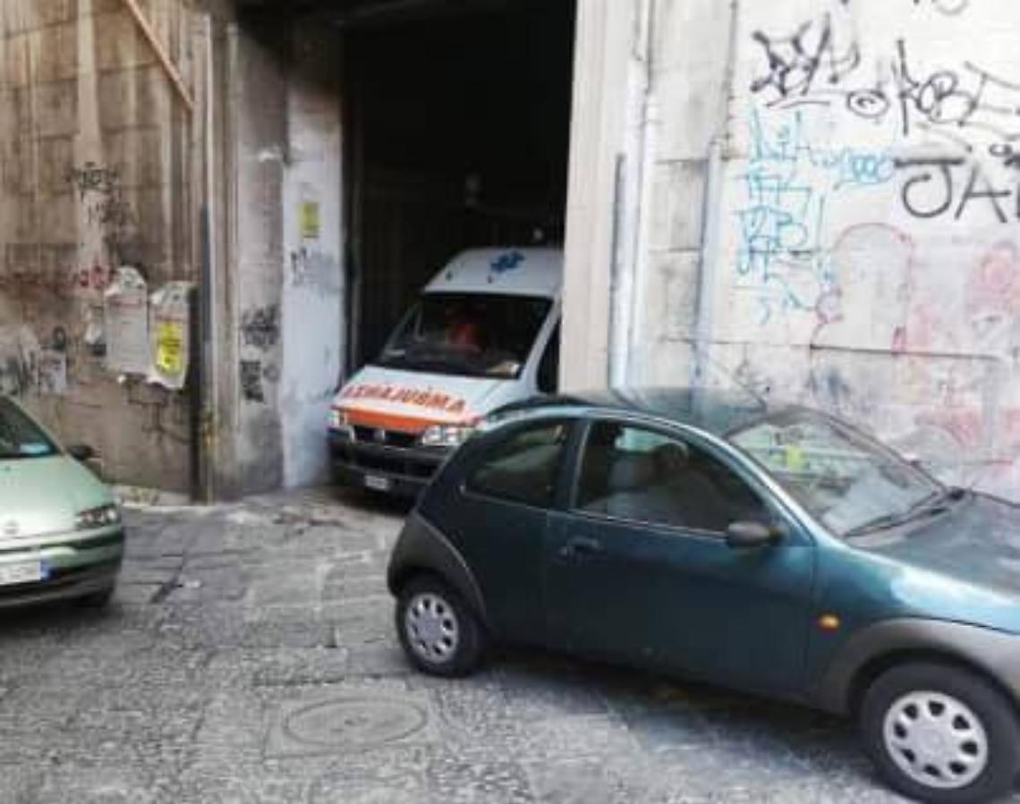 Ambulanza urta auto in sosta, passante prende a schiaffi soccorritore