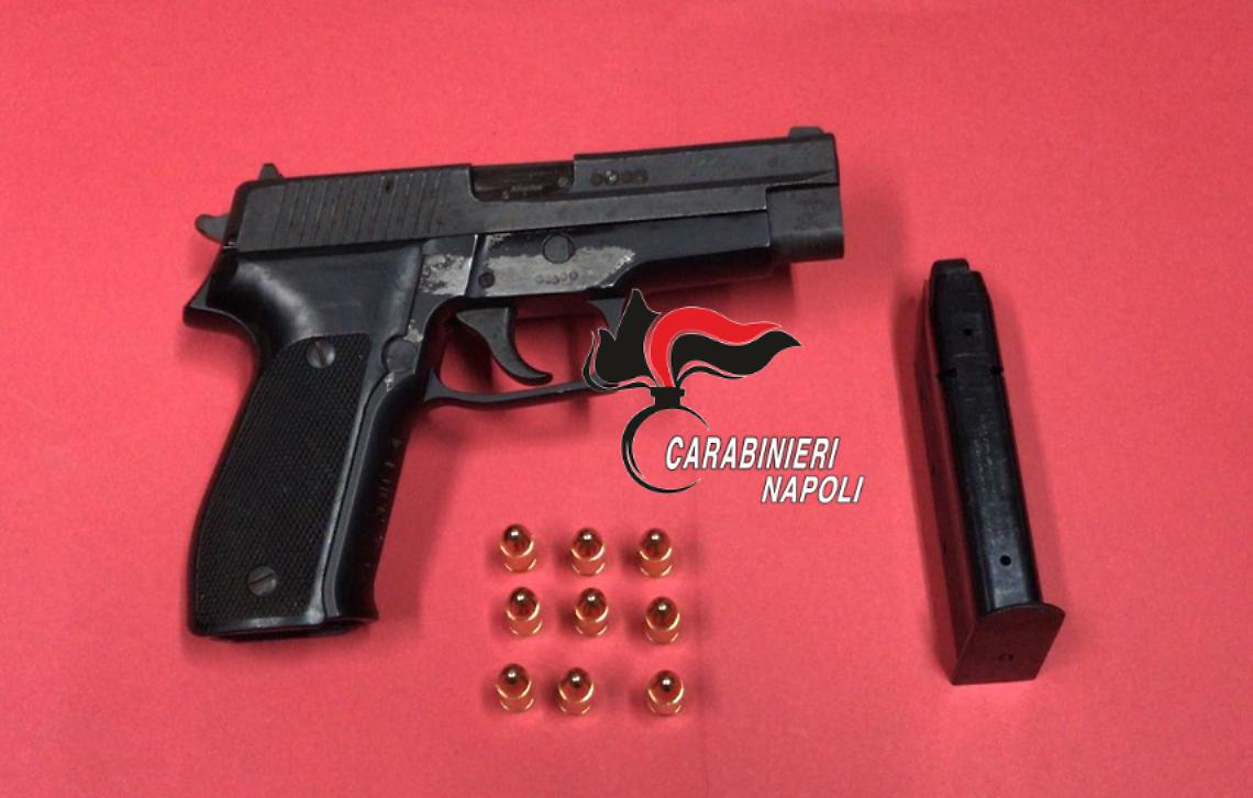 In strada di notte con una pistola carica, in manette