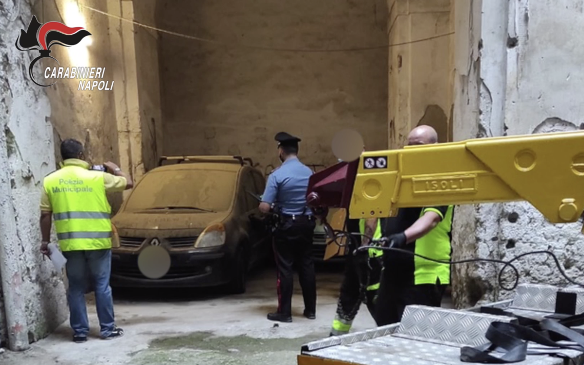 Quartieri Spagnoli, 30 auto e scooter abbandonati rimossi