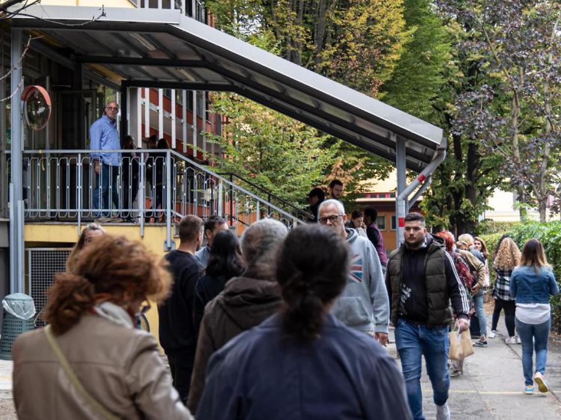 Elezioni 2022, code e polemiche per il “tagliando antifrode"