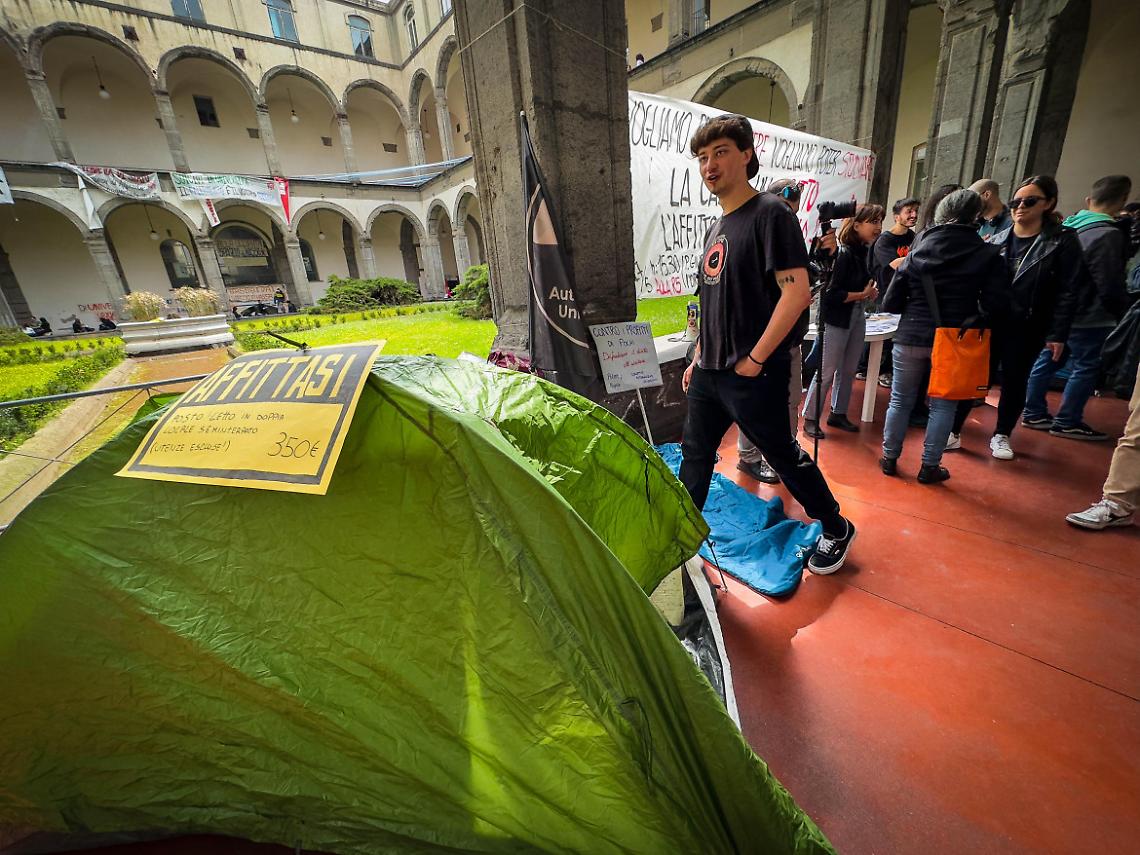 Caro affitti, studenti in tenda davanti alla Federico II