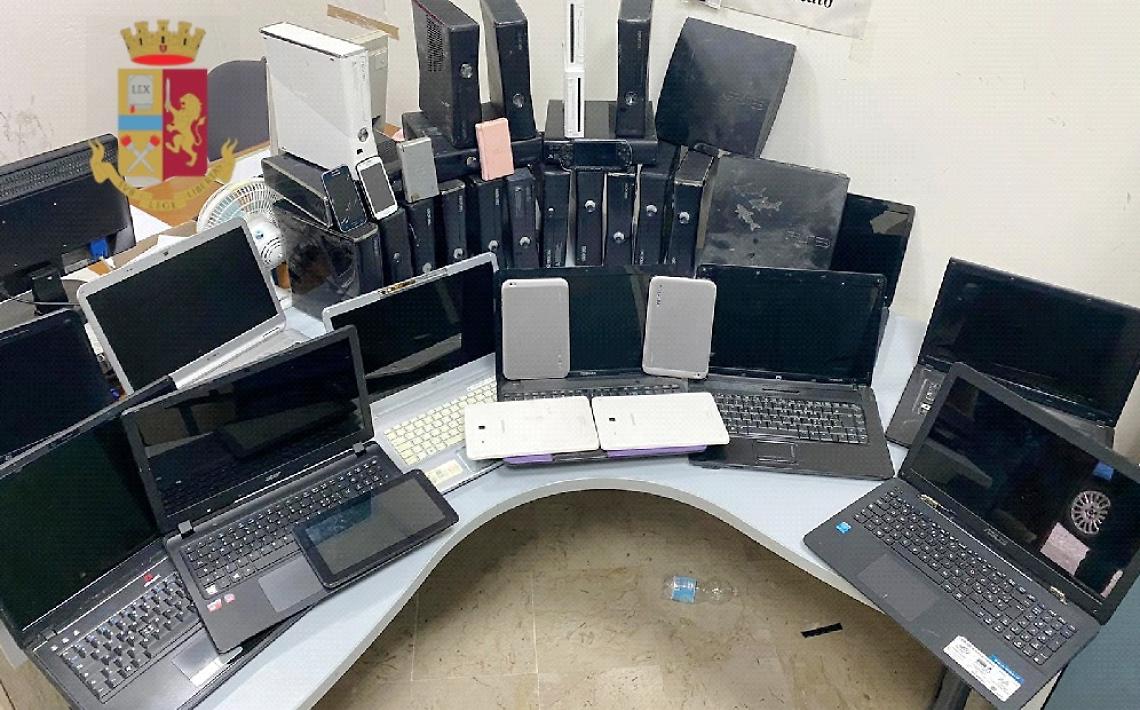 Trovato con materiale informatico, fermato presunto ricettatore
