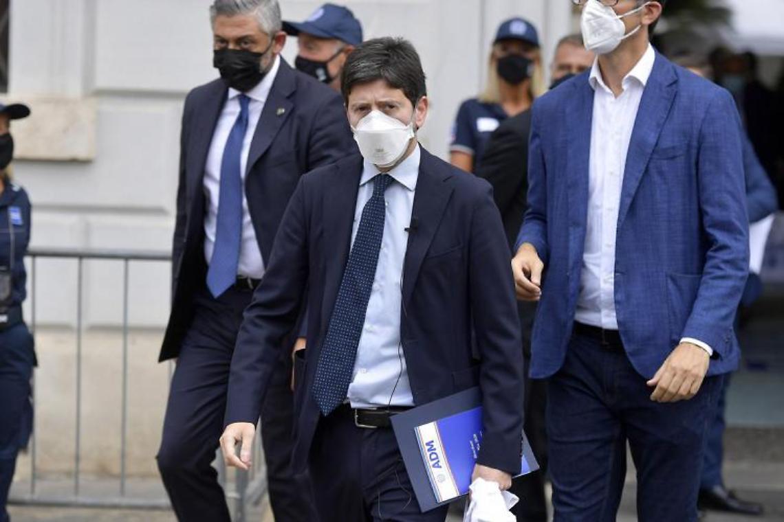 Speranza: «Terza dose vaccino dai 60 anni, invito a farla»
